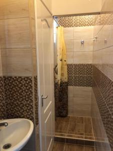 a bathroom with a shower and a sink at Árpád Vendégház in Hajdúszoboszló
