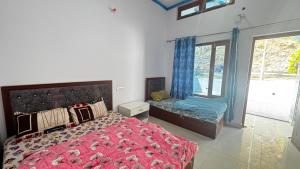 a bedroom with a large bed and a window at Hotel Himalayan View Kedarnath in Phata
