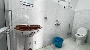 a bathroom with a sink and a toilet at Hotel Himalayan View Kedarnath in Phata