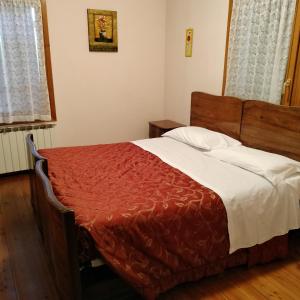 a bedroom with a large bed with a red blanket at Agriturismo Praetto in Marcon