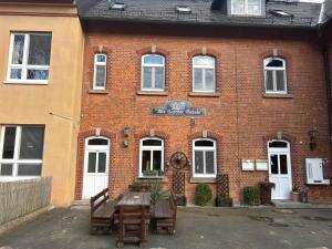 a brick building with a table in front of it at Alte Harcher Schule in Harra