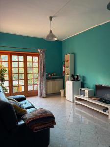 ein Wohnzimmer mit Sofa und Fernseher in der Unterkunft Ca' Susy in Samone