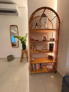 a room with a book shelf with a head on it at Solua Hostel in Santos