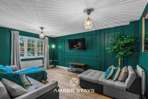 a living room with green walls and a couch at Spacious 5 Bed House in Reading by Amber Stays, Perfect for Business & Contractors, Sleeps 12 in Reading