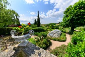 a garden with a statue and some bushes and trees at Domaine de Montclair in Pommiers