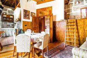 a dining room with a table and chairs at Casa da Avó Selene - Refúgio Rústico e Exclusivo no Douro in Favaios