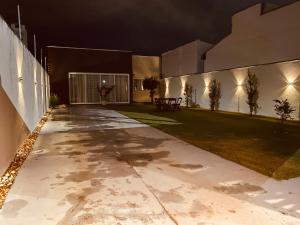 an empty sidewalk in front of a building at night at Casa Pires - Sinop MT in Sinop