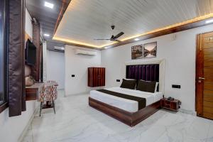 a bedroom with a bed in a room at Townhouse Tuessday Suites Nearst Mr Bhatura Bala Sector 122 in Noida