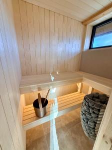 a small sauna with a bucket in the middle at Storøya Lodge Lofoten in Vestvågøya