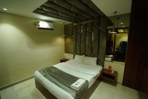 a bedroom with a large bed in a room at hotel shree palace in Ratlām