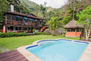 una casa con piscina frente a una casa en PASSAREDO - Casa de Campo Fazenda Inglesa, en Araras