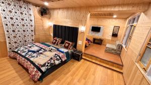 an overhead view of a bedroom with a bed at Dream River Resort in Batakūt