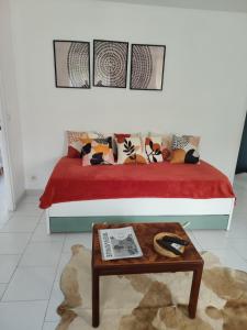 a bedroom with a bed with a coffee table at Le Bangorcoo'n F3 Liouba in Forges