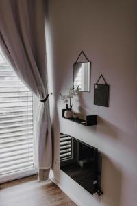 a room with a mirror and a shelf with a window at BnB MAVIE & Whirlpool in Ingolstadt