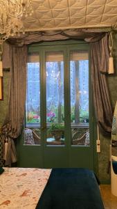 a bedroom with a green door and a window at Venetian dream apartment in Venice
