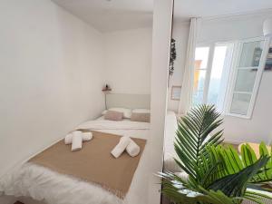 a white bedroom with a bed and a mirror at Le Japandi Maison confortable et calme à Libourne in Libourne +6 photos