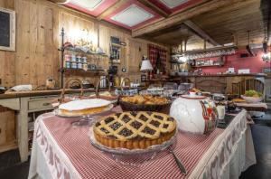 zwei Kuchen auf einem Tisch in einer Küche in der Unterkunft Hotel Letterario Locanda Collomb in La Thuile