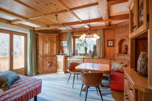 a kitchen with a table and chairs in a room at Ferienwohnungen Roko in Schlitters