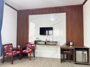a hotel room with a large white marble wall at Xuan Thanh Hotel in Thanh Hóa