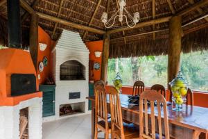 a dining room with a fireplace and a table and chairs at PASSAREDO - Casa de Campo Fazenda Inglesa in Araras Petropolis