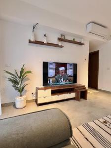 a living room with a flat screen tv at دقيقه للبحيره أقامه فندقيه مدينتي بريفادو madinaty privado in Madinaty