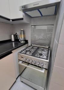 a kitchen with a stove top oven in a kitchen at دقيقه للبحيره أقامه فندقيه مدينتي بريفادو madinaty privado in Madinaty +19 photos