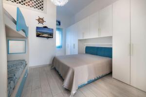 a bedroom with a bed and a tv on a wall at Smeraldo in Palau