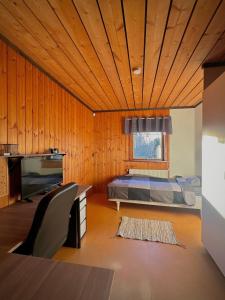 a bedroom with a bed in a wooden wall at Barts house in Länshult