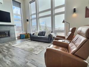 a living room with a couch and a fireplace at Käbane Miramar - L'Oasis du Fleuve in Les Éboulements