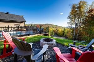 a group of chairs sitting around a fire pit at Käbane Miramar - L'Oasis du Fleuve in Les Éboulements