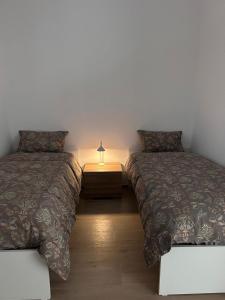 two beds sitting next to each other in a bedroom at Nuvola Hosting in Segrate