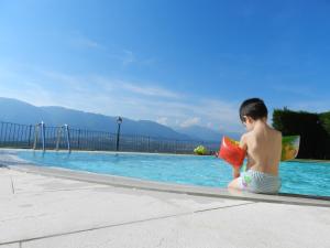 Agritur La Pieve内部或周边的泳池