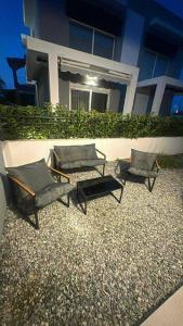 two chairs and a table in front of a house at Lemmy Аpartment in Ofrínion