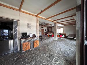 a large room with a kitchen and a living room at NorDar in Garni