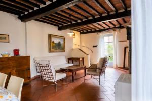 ein Wohnzimmer mit Tisch und Stühlen in der Unterkunft Frascole in Dicomano
