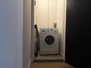 a laundry room with a washing machine in a door at Villa France in Sevenum