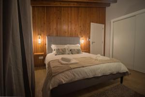 a bedroom with a bed with a hat on it at Entre Raizes in Remédios