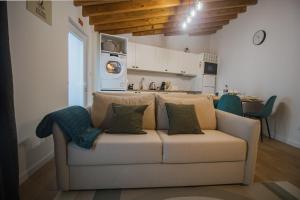 a living room with a couch and a kitchen at Entre Raizes in Remédios