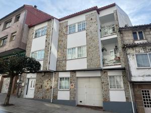 an apartment building in the city of jerusalem at Apto Pepi´s House in Sanxenxo