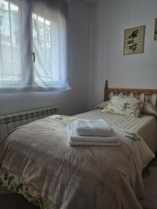 a bed with two towels on it in a bedroom at Casa La Candela in Montemayor del Río