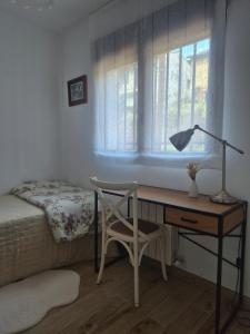 a desk with a lamp and a chair next to a bed at Casa La Candela in Montemayor del Río
