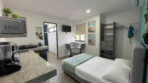a bedroom with a bed and a desk and a sink at X Mahaná Apartamentos Temáticos in Mérida