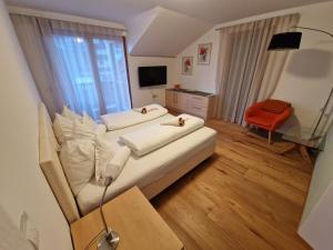 ein Hotelzimmer mit zwei Betten und einem Schreibtisch in der Unterkunft Spanglerhaus in Deutschnofen