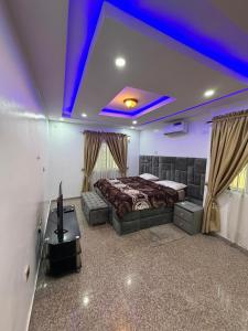 a bedroom with a bed and a purple ceiling at 3 Bedroom Flat Short Let in Iseri