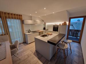 eine Küche mit Spüle und Arbeitsplatte in der Unterkunft Spanglerhaus in Deutschnofen