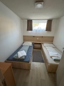 a room with two beds and a window at Beregi Apartman in Tiszaújváros