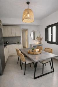 a kitchen with a table and chairs in a room at Atlantis Four in Éxo Goniá