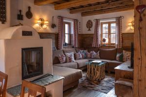 a living room with a couch and a fireplace at st martin chalets in Sankt Michael im Lungau