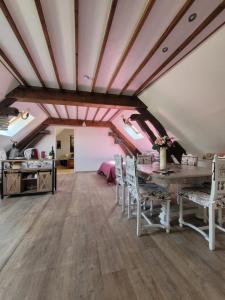 a dining room with a table and chairs at Au 1894 Loft in Avize