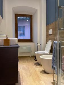a bathroom with a tub and a toilet and a window at Arkham Casa Vacanze in Amelia +7 photos